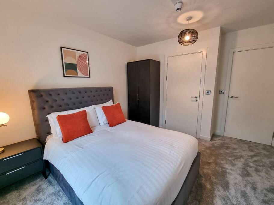 Stunning 4-Bedroom Townhouse With Free Parking Манчестър Екстериор снимка