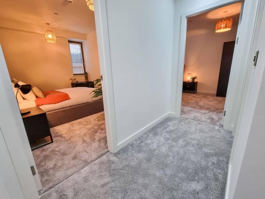 Stunning 4-Bedroom Townhouse With Free Parking Манчестър Екстериор снимка