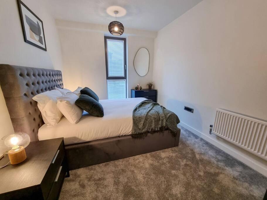 Stunning 4-Bedroom Townhouse With Free Parking Манчестър Екстериор снимка