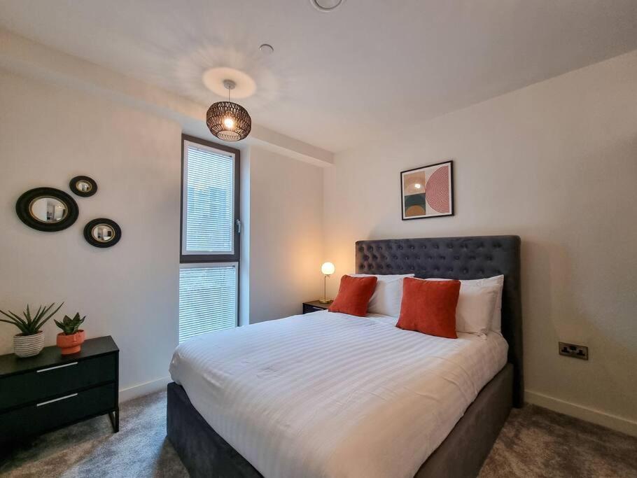 Stunning 4-Bedroom Townhouse With Free Parking Манчестър Екстериор снимка