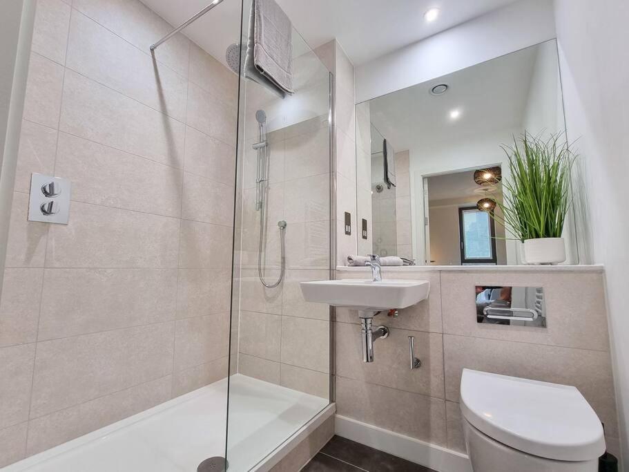 Stunning 4-Bedroom Townhouse With Free Parking Манчестър Екстериор снимка