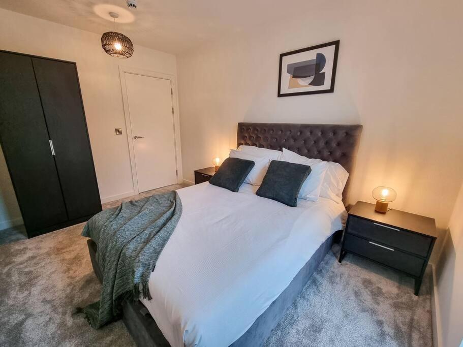 Stunning 4-Bedroom Townhouse With Free Parking Манчестър Екстериор снимка
