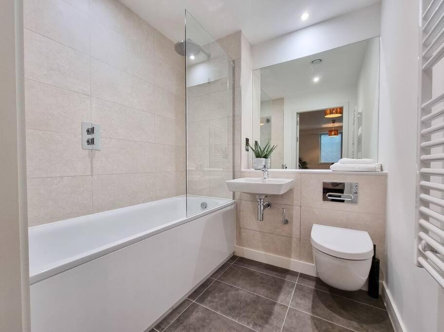 Stunning 4-Bedroom Townhouse With Free Parking Манчестър Екстериор снимка