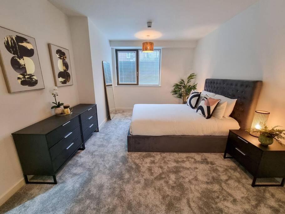 Stunning 4-Bedroom Townhouse With Free Parking Манчестър Екстериор снимка