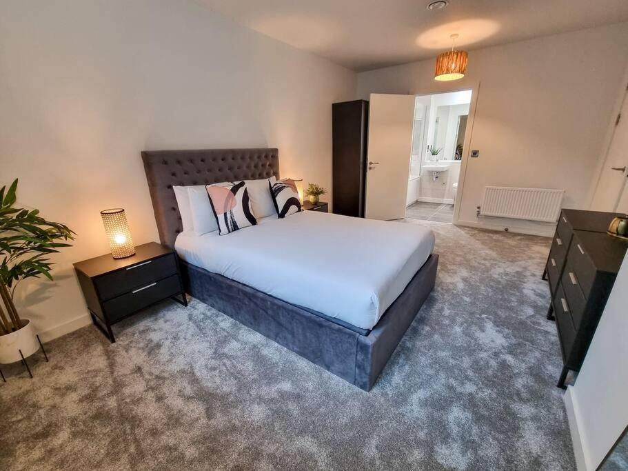 Stunning 4-Bedroom Townhouse With Free Parking Манчестър Екстериор снимка