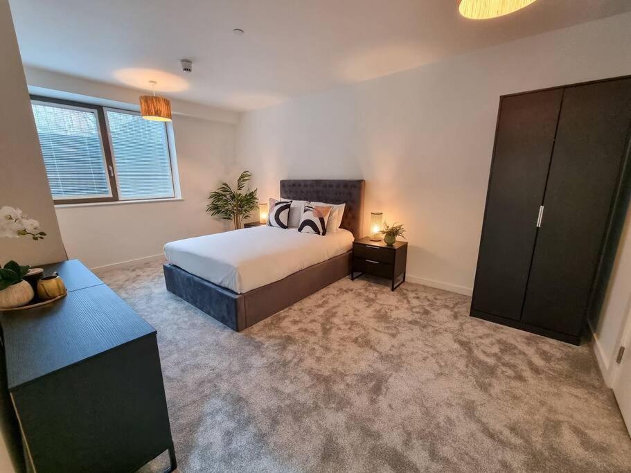 Stunning 4-Bedroom Townhouse With Free Parking Манчестър Екстериор снимка