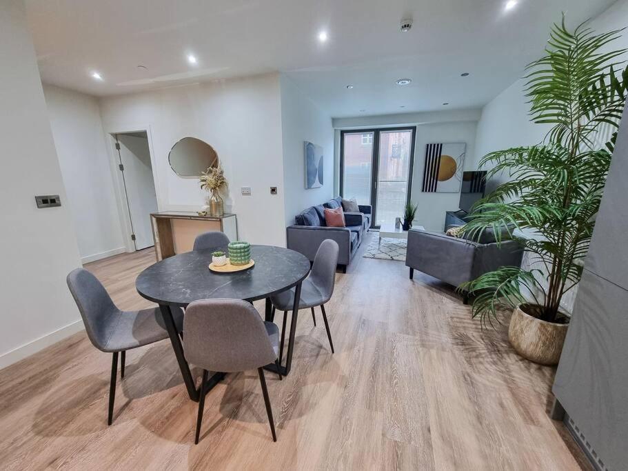 Stunning 4-Bedroom Townhouse With Free Parking Манчестър Екстериор снимка